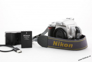 Zrcadlovka Nikon D40 stříbrná