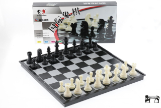 Šachy 32x32cm plastové magnetické cestovní