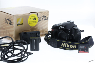 Zrcadlovka Nikon D70s